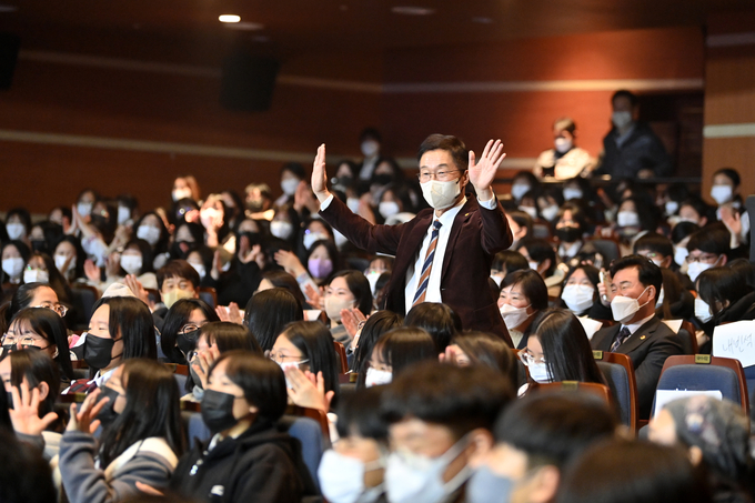 ‘TBC와 함께하는 청소년 행복콘서트 in 영천’에서 임종식 경북교육감이 관중석 가운데서 나타나는 퍼포먼스를 하고 있다. <사진 제공=경북교육청>