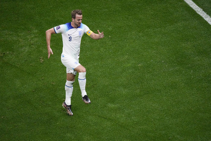 잉글랜드의 해리 케인이 5일 카타르 알코르 알바이트 스타디움에서 열린 카타르 월드컵 16강전 세네갈과의 경기에서 골을 넣은 뒤 특유의 찌르기 세리머니를 하고 있다.                                                                                                              <사진= 연합뉴스>