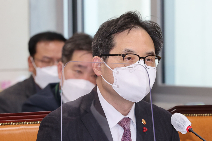 한기정 공정거래위원장이 5일 오후 서울 여의도 국회에서 열린 정무위원회 전체회의에서 의원들의 발언을 듣고 있다. 2022.12.5 (사진출처:연합뉴스)