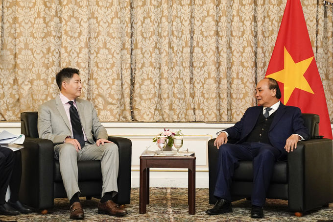 조현준 효성 회장(왼쪽)이 응우옌 쑤언 푹 베트남 국가주석을 만나 베트남에 지속적인 투자를 약속하는 등 사업확대 방안을 논의했다.<사진=효성그룹>