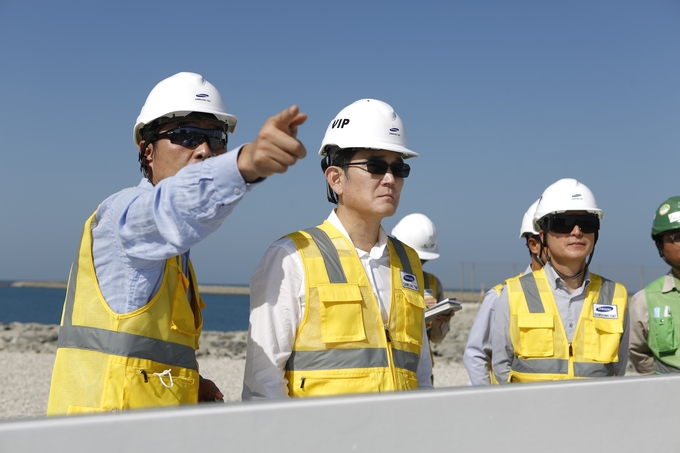 이재용 회장이 삼성물산이 건설하는 UAE 바라카 원전 프로젝트 현장을 방문해 임직원들을 격려했다. <사진=삼성전자>