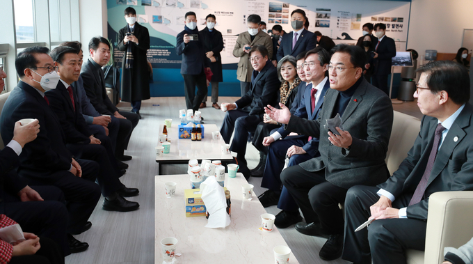 국민의힘 정진석 비상대책위원장이 12일 부산 동구 부산항국제전시컨벤션센터에서 열린 현장 비상대책위원회에 앞서 북항재개발 홍보관을 찾아 발언하고 있다. <사진=연합뉴스>