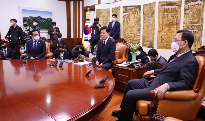 김진표 국회의장(가운데)이 15일 국회 의장실에서 열린 내년도 예산안 협상을 위한 여야 원내대표 회동에서 발언하고 있다. 2022.12.15  ⓒ연합뉴스