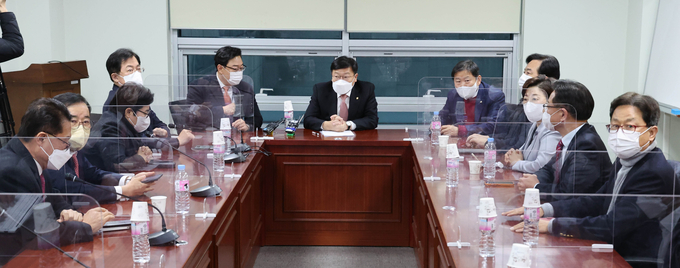  국민의힘 재선의원들이 15일 오후 국회 의원회관에서 전당대회 등 당내 문제를 논의하기 위해 모여 대화를 하고 있다. 2022.12.15