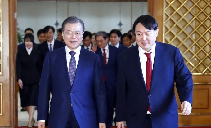 = 사진은 지난 2019년 7월 25일 오전 청와대에서 윤석열 신임 검찰총장에게 임명장을 수여한 뒤 함께 환담장으로 이동하고 있는 모습. 