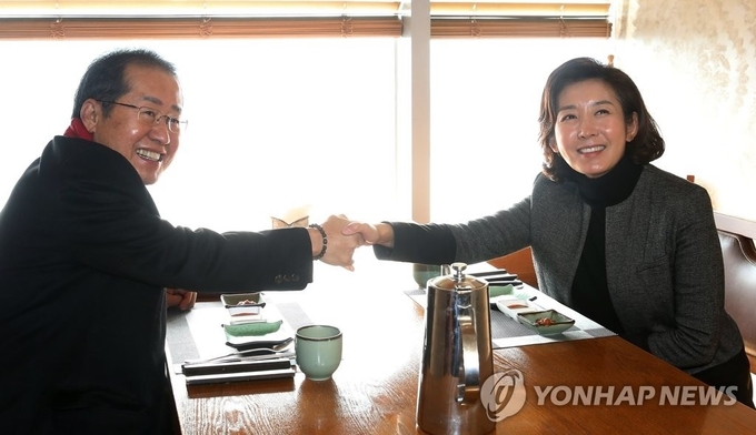 나경원 전 의원(오른쪽)과 무소속 홍준표 의원이 12일 서울 마포구 한 식당에서 만나 악수하고 있다. 2021.1.12 [국회사진기자단] 