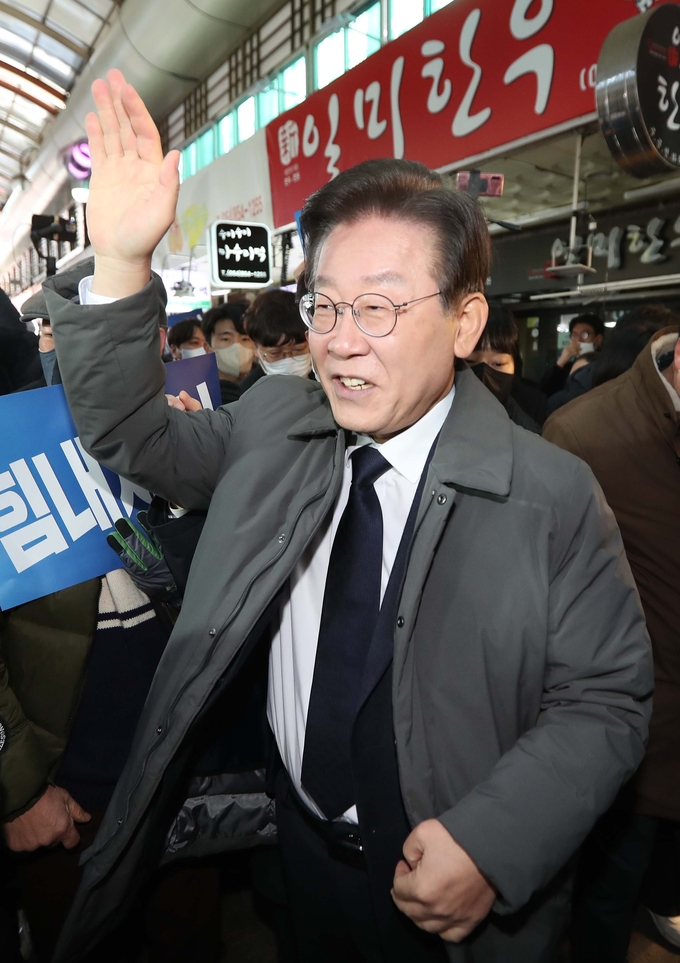 더불어민주당 이재명 대표가 22일 경북 안동시 중앙신시장을 방문해 시민들과 인사하고 있다. 2022.12.22  ⓒ연합뉴스