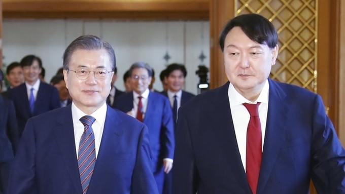 2019년 7월 25일, 문재인 대통령이 윤석열 검찰총장에게 임명장을 수여했다.<br>
 