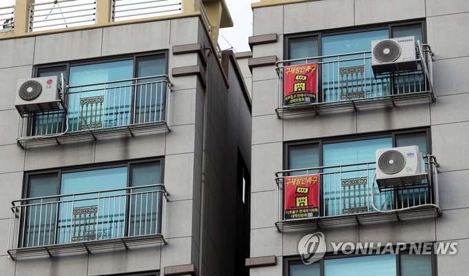 전세사기 피해자들이 구제 방안을 촉구하는 현수막을 게시하고 있다(사진=연합뉴스)