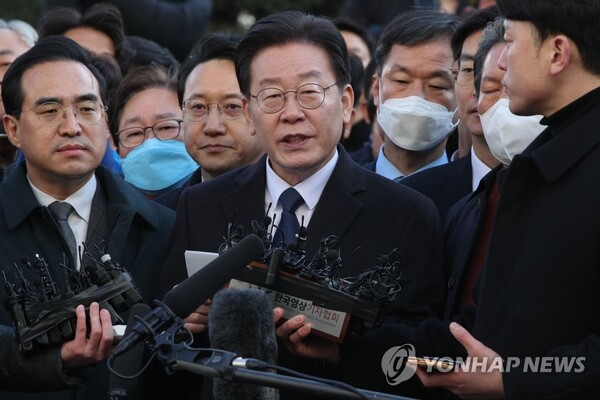 이재명 대표, 검찰 출석 전 입장발표(사진=연합뉴스) '성남FC 후원금 의혹' 사건과 관련해 더불어민주당 이재명 대표가 10일 오전 경기도 성남시 수원지방검찰청 성남지청에 피의자 신분으로 조사를 받기 위해 출석하며 입장을 발표하고 있다.