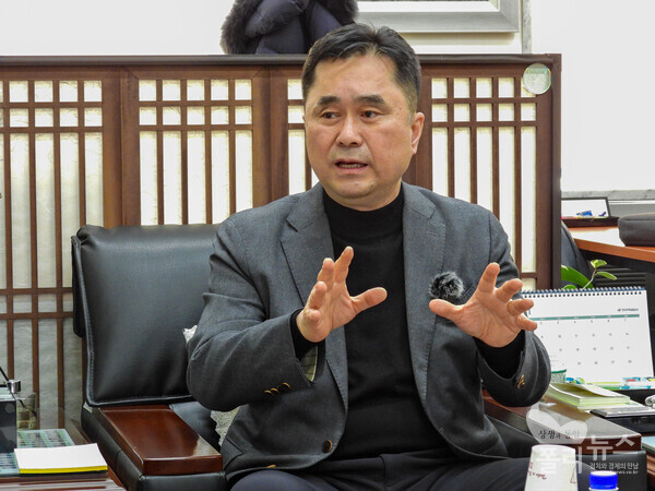 김종민 더불어민주당 의원이 18일 오전 국회 본청에서 진행한 와의 ‘김능구의 정국인터뷰’에서 발언하고 있다. [사진=강경우PD]