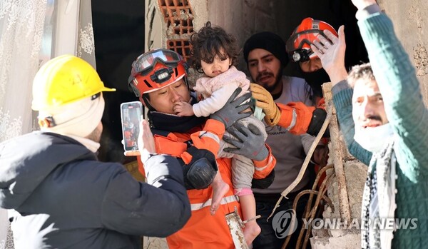 9일 오전(현지시간) 튀르키예 하타이 안타키아 일대에서 한국긴급구호대(KDRT) 대원들이 지진으로 무너진 건물 속에 갇혀 있던 2세 소녀 루즈를 구출하고 있다. 2023.2.9 [사진=연합뉴스]