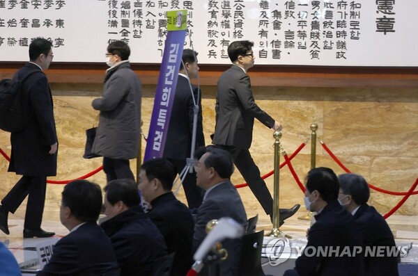 김건희 여사 특검 요구 민주당 농성장 지나치는 한동훈(사진=연합뉴스) 한동훈 법무부 장관이 13일 오전 민주당의 '김건희 특검 수용과 이상민 장관 파면 촉구' 농성장 옆을 지나 국회 본회의에 출석하고 있다.