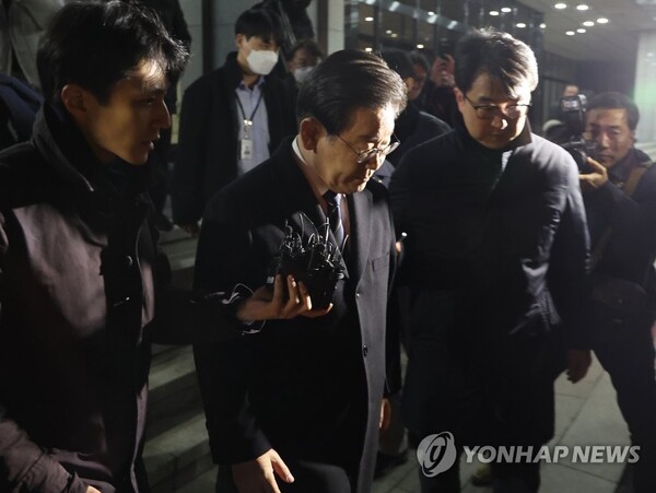 세 번째 검찰조사 마친 이재명 대표(사진=연합뉴스) 더불어민주당 이재명 대표가 10일 서울 서초구 서울중앙지방검찰청에서 위례 신도시·대장동 개발사업 의혹과 관련해 조사를 받고, 굳은 얼굴로 청사를 나서고 있다.