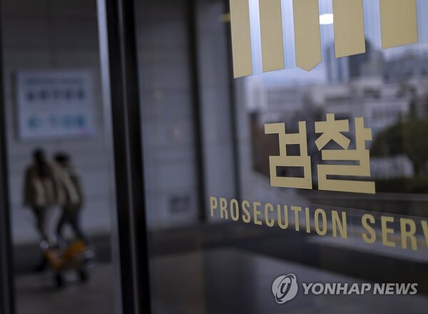 검찰, 이재명 대표 구속영장 청구(사진=연합뉴스) 검찰이 위례 신도시·대장동 개발 특혜와 성남FC 후원금 의혹 등과 관련, 더불어민주당 이재명 대표에 대한 구속영장을 16일 청구했다. 검찰이 제1야당의 대표에 대해 구속영장을 청구한 것은 헌정사상 처음이다.