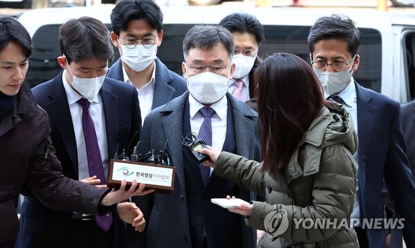 대장동팀의 '로비스트'로 지목된 화천대유자산관리 대주주 김만배 씨가 17일 오전 서초구 서울중앙지방법원에서 열리는 구속 전 피의자 심문(영장심사)에 출석하기 위해 법정으로 향하고 있다. 2023.2.17 [사진=연합뉴스]