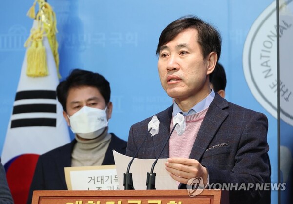 국민의힘 하태경 의원이 12일 오전 국회 소통관에서 기자회견을 열고 민노총탈퇴방해금지법 법안 발의에 대해 발표하고 있다. 2023.1.12 [사진=연합뉴스]