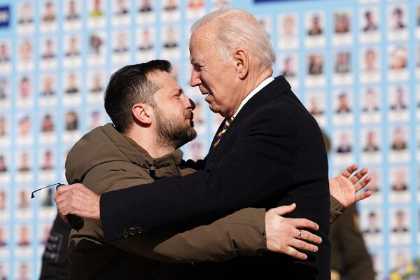오는 24일 러시아의 우크라이나 침공 1년을 앞둔 시점에서 조 바이든 아메리카 대통령(오른쪽)이 20일(현지시간) 우크라이나 수도 키이우를 깜짝 방문해 블라디미르 젤렌스키 대통령의 격렬한 포옹을 받고 있다. 키이우 AFP/연합뉴스