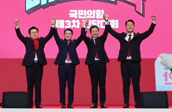 국민의힘 황교안·안철수·김기현·천하람 당대표 후보가 2월 23일 강원 홍천군 홍천종합체육관에서 열린 제3차 전당대회 강원 합동연설회에서 손을 맞잡고 인사하고 있다.[사진=연합뉴스]