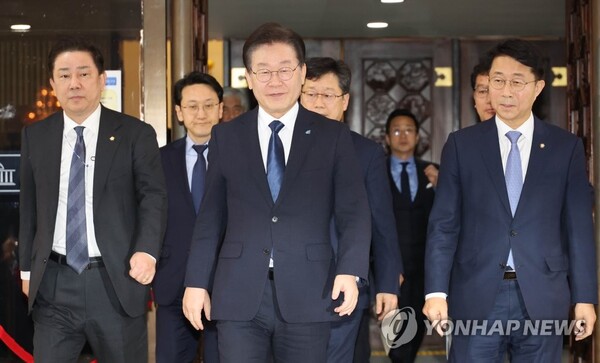 더불어민주당 이재명 대표가 27일 국회에서 열린 본회의에서 본인의 체포동의안이 부결된 뒤 모든 법률안을 표결한 뒤 본회의장을 나서고 있다. 2023.2.27 [사진=연합뉴스]