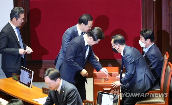 더불어민주당 이재명 대표가 27일 국회에서 열린 본회의에서 본인의 체포동의안에 관해 투표를 마친 뒤 투표용지를 투표함에 넣고 있다. 2023.2.27 [사진=연합뉴스]