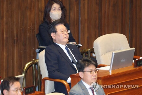 더불어민주당 이재명 대표가 27일 오후 국회에서 열린 본회의에서 본인의 체포동의안 부결 결과를 듣고 있다. [사진=연합뉴스]