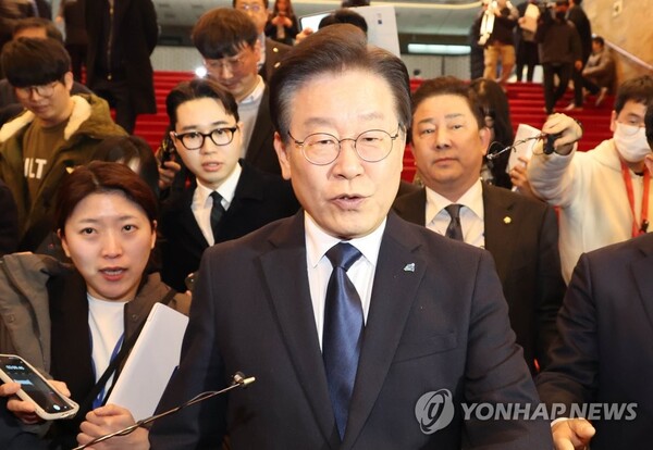 더불어민주당 이재명 대표가 27일 국회에서 열린 본회의에서 본인의 체포동의안이 부결된 뒤 모든 법률안을 표결하고 나서 국회를 떠나고 있다. 2023.2.27 [사진=연합뉴스]