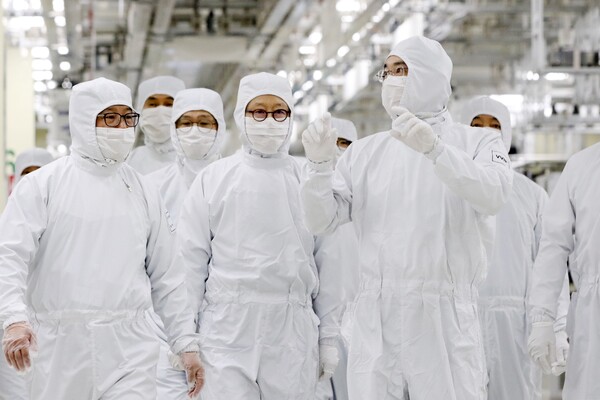 이재용 회장이 반도체 패키징 사업장을 둘러보고 있다 / 사진=삼성전자