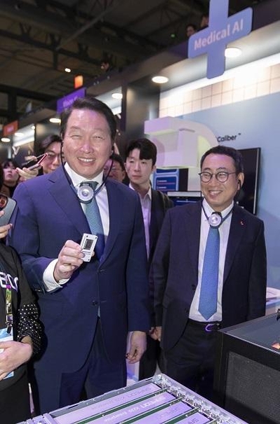 최태원 회장이 AI반도체 ‘사피온 X220’을 들어보이고 있다 / 사진=SK텔레콤