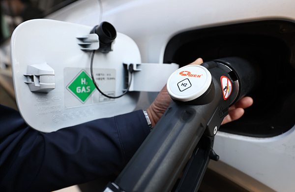 수소에너지를 주입하는 수소차/사진=연합뉴스
