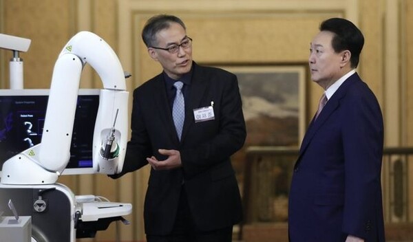 윤석열 대통령이 큐렉소의 자동형 인공관절 수술로봇을 관람하는 모습 [사진=연합뉴스]
