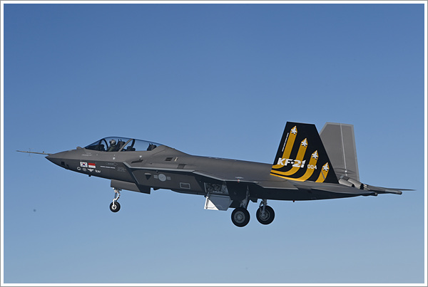 첫 시험비행 하는 복좌형 KF-21 시제 4호기 [사진=연합뉴스]