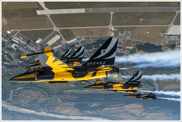 곡예비행 선보이는 블랙이글스 비행팀 [사진=연합뉴스]