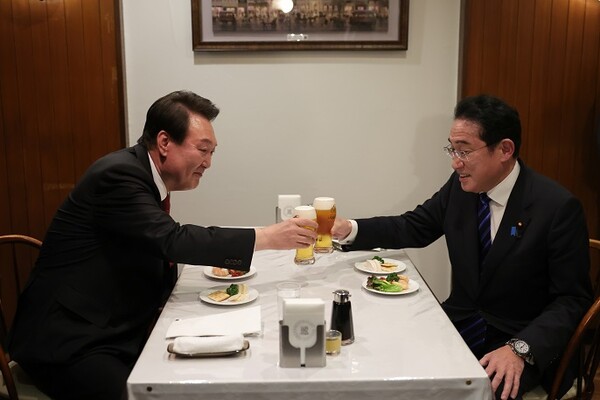 윤석열대통령과 기시다 후미오 일본 총리가 지난 16일 일본 도쿄 긴자에 있는 ‘렌가테이’에서 생맥주로 건배를 하고 있다.[사진=대통령실]