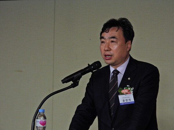 윤관석 더불어민주당 의원이 24일 오전 폴리뉴스-상생과통일 20차 경제산업포럼에서 축사를 하고 있다. [사진=강경우 PD]