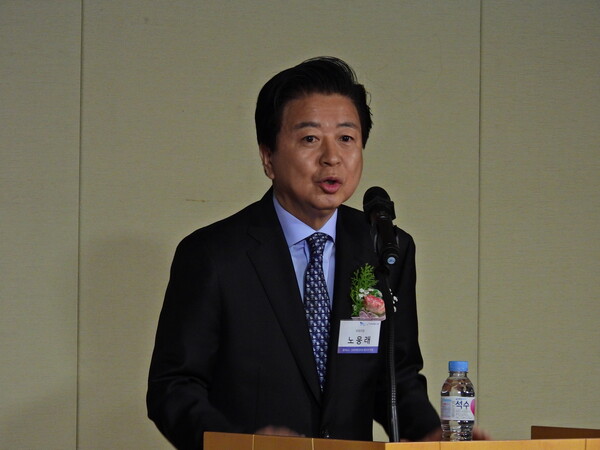 노웅래 더불어민주당 의원은 24일 오전 서울 여의도 63빌딩에서 열린 폴리뉴스-상생과통일 20차 경제산업포럼에서 축사를 하고 있다.