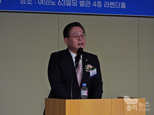 상생과통일포럼 공동대표인 정우택 국회부의장은 24일 서울 여의도 63빌딩 별관 4층에서 ‘장기침체 기로의 한국경제, 혁신 성장의 길을 찾아라’를 주제로 열린 폴리뉴스·상생과통일 ‘제20차 경제산업포럼’ 토론에서 “장기침체 한국경제로 가는 것이 아니라 혁신과 성장의 길로 어떻게 하면 나아갈 수 있는지 모색하는 포럼이 될 것”이라고 말했다. [사진=강경우PD]