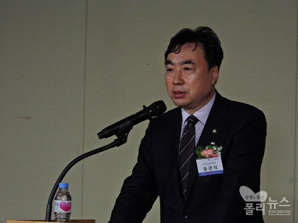 국회 산업통상자원중소벤처기업위원장 윤관석 더불어민주당 의원은 24일 경제산업포럼에서 “국제통화기금(IMF)은 올해 경제성장률을 1.7% 전망하고 있다. 다양하고 혁신적인 정책을 통해 우리가 힘을 모아 극복해 나가야 될 것”이라고 말했다. [사진=강경우PD]