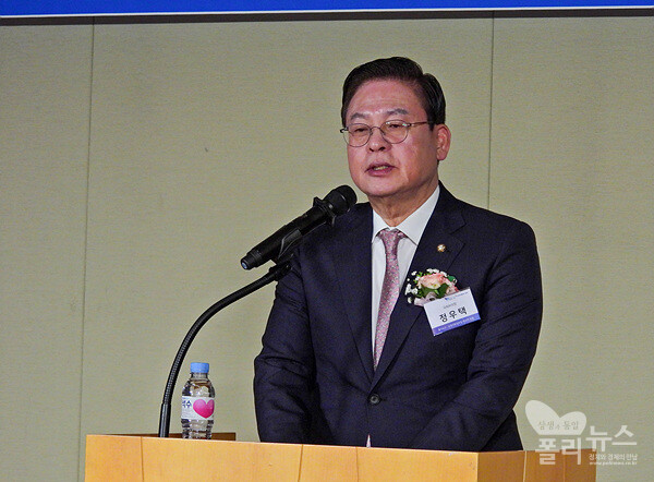 ​폴리뉴스·상생과통일포럼이 주최한 ‘장기침체 기로의 한국경제, 혁신성장의 길을 찾아라’ 제20차 경제산업포럼에서 폴리뉴스 김능구 대표는 '경제산업의 아젠다 발굴에 헌신해 온 폴리뉴스와 상생과통일포럼은 제20차 포럼행사를 통해 이 같은 상황에 대한 진단과 산업현장의 고민을 공유하고 위기를 극복하기 위한 경제주체들의 변화방향을 함께 모색하고자 한다"고 말했다. [사진=폴리뉴스]폴리뉴스·상생과통일포럼이 주최한 ‘장기침체 기로의 한국경제, 혁신성장의 길을 찾아라’ 제20차 경제산업포럼에서 포럼 공동대표 정우택 국회 부의장은 축사를 통해 "윤석열 정부 핵심과제는 ‘혁신’으로 한국경제가 나아갈 실질적 혁신·성장의 길 모색해야 한다"고 말했다. [사진=폴리뉴스]