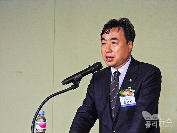 폴리뉴스·상생과통일포럼이 주최한 ‘장기침체 기로의 한국경제, 혁신성장의 길을 찾아라’ 제20차 경제산업포럼에서 국회 산업통상자원중소벤처기업위원장인 윤관석 의원(더불어민주당)은  축사를 통해 "미국의 ‘자국우선주의 경제정책’을 극복할 수 있는 해결 동력 찾아야 한다"고 말했다. [사진=폴리뉴스]