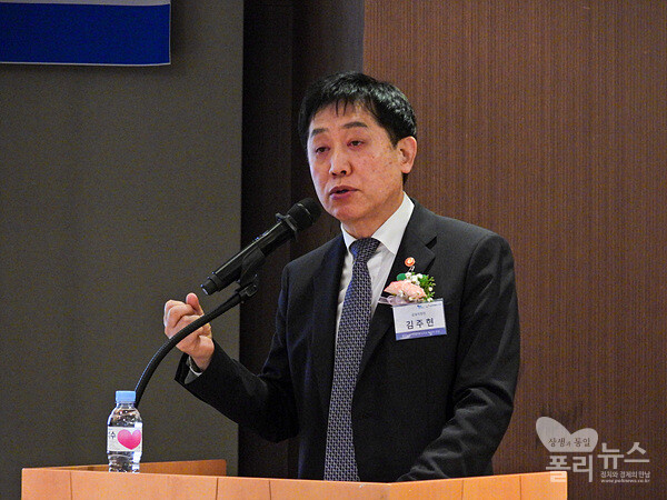 폴리뉴스·상생과통일포럼이 주최한 ‘장기침체 기로의 한국경제, 혁신성장의 길을 찾아라’ 제20차 경제산업포럼에서 김주현 금융위원장은 기조발제를 통해 ‘산업 혁신과 성장의 혈관, 주요 정책 여건과 금융 정책 방향’에 대해 발표했다. [사진=폴리뉴스]