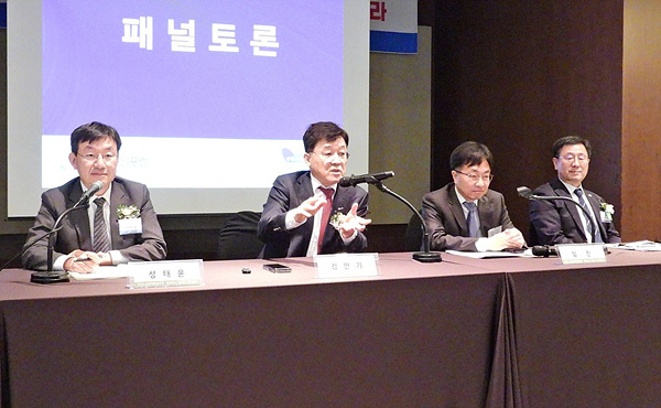 폴리뉴스·상생과통일포럼이 주최한 ‘장기침체 기로의 한국경제, 혁신성장의 길을 찾아라’ 제20차 경제산업포럼에서 패널노론을 벌이고 있다. (좌로부터 성태윤 연세대 경제학부 교수, 정만기 한국무역협회 부회장, 임진 대한상공회의소 SGI 원장, 윤수현 공정거래위원회 부위원장) [사진=폴리뉴스]