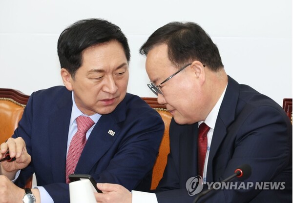 김재원 국민의힘 최고위원이 거듭되는 '실언'으로 파문이 일고 있다. 그는 '4.3 격 낮은 기념식'이라고 말해 세번째 설화에 휩싸였다. 사진은 지난 20일 최고위원회의에서 김기현 대표와 김재원 최고위원. [사진=연합뉴스]