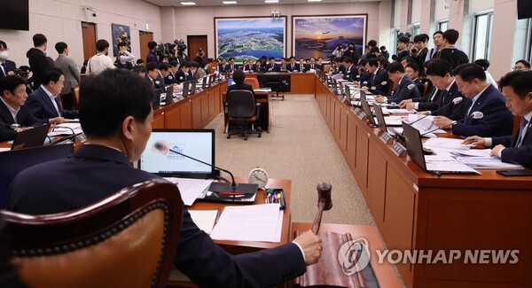 의사봉 두드리는 김민기 국토교통위원장 [사진=연합뉴스]