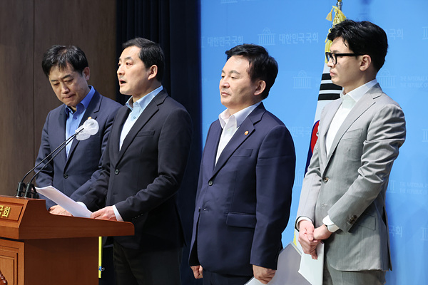 국민의힘 박대출 정책위의장이 23일 오후 국회 소통관에서 당·정 전세사기대책 협의 결과 브리핑을 하고 있다. 왼쪽부터 김주현 금융위원장, 박대출 정책위의장, 원희룡 국토교통부 장관, 한동훈 법무부 장관. [사진=연합뉴스]