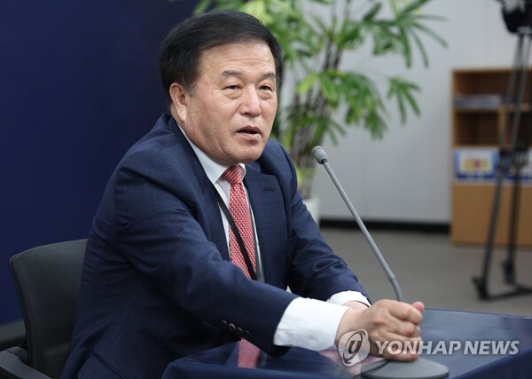 브리핑하는 이진복 정무수석 [사진=연합뉴스]