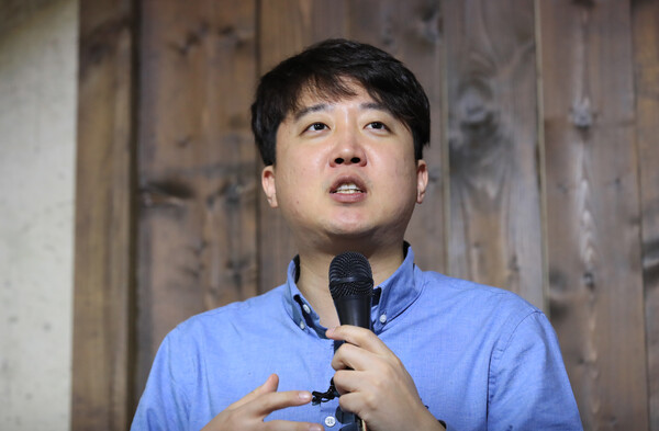 이준석 전 국민의힘 대표는 3일 CBS ‘김현정의 뉴스쇼’ 인터뷰에서 “어떤 결과를 예측하는 것은 무의미하다. 선례를 조합해 보면 진짜 이건 예측이 불가능하다”며 “‘양두구육’이 1년 아닌가. 사자성어 썼다고 1년인데, 지금 5.18에 4.3에 다 모욕해놓은 상황 속에서 사실 그것보다 강하게 징계가 나와야 하지 않겠나”고 말했다.