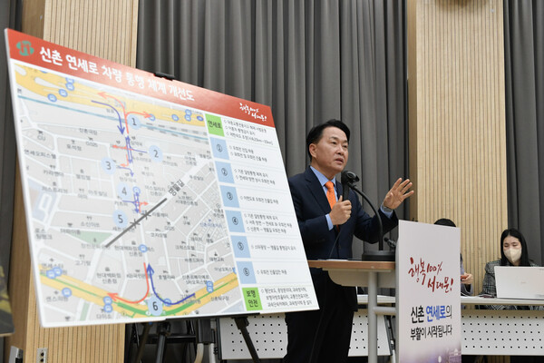 연세로 대중교통전용지구 해제 시범운영에 대해 기자들에게 설명 중인 이성헌 구청장 [사진=서대문구청 제공]