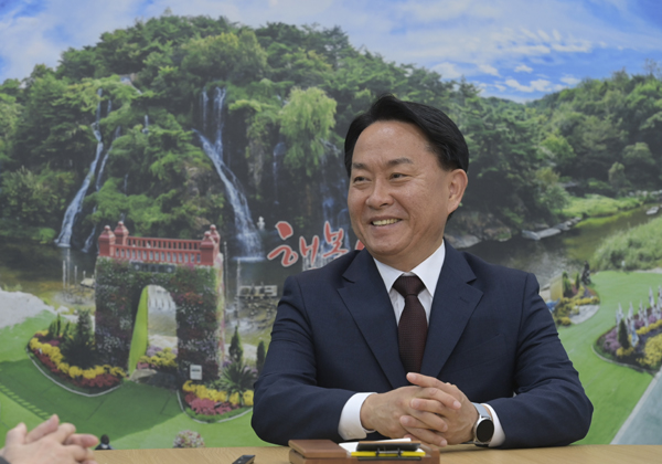 이성헌 서대문구청장은 4월 21일 서울 서대문구청에서 진행된 본지 김능구 대표와의 인터뷰에서 “여야 정당 구분 없이 오로지 주민 행복 위해 일할 수 있어서 요즘 매일이 설레고 신난다”고 말했다. 