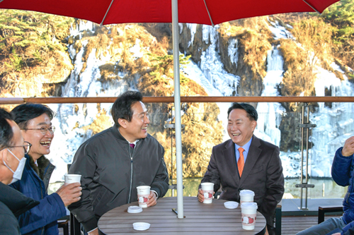 홍제천 인공폭포 앞 수변감성도시 1호 카페에서 오세훈 서울시장과 함께 [사진=서대문구청 제공]